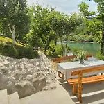 Prenociste Na Drini-vikendica 2 بيت للعطل فوتشا