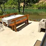 Prenociste Na Drini-vikendica 2 فوتشا