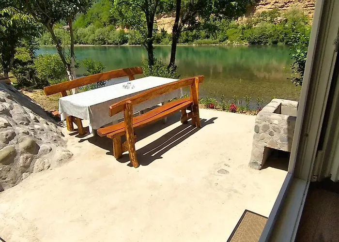 Prenociste Na Drini-vikendica 2 Foca